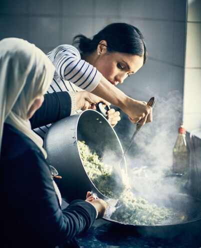 LAGER MAT: Hertuginne Meghan tilbragte en hel dag sammen med brannofrene der de laget flere oppskrifter fra boken. Foto: NTB Scanpix LAGER MAT: Hertuginne Meghan tilbragte en hel dag sammen med brannofrene der de laget flere oppskrifter fra boken. Foto: NTB Scanpix